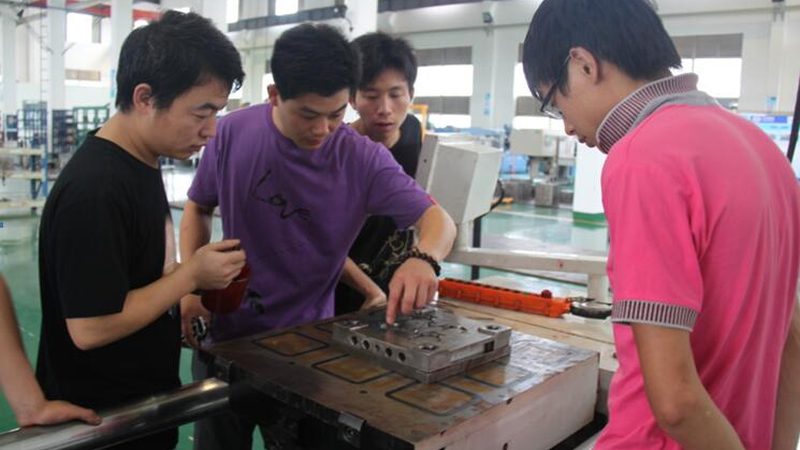 精密模具定制：价格背后的考量因素
